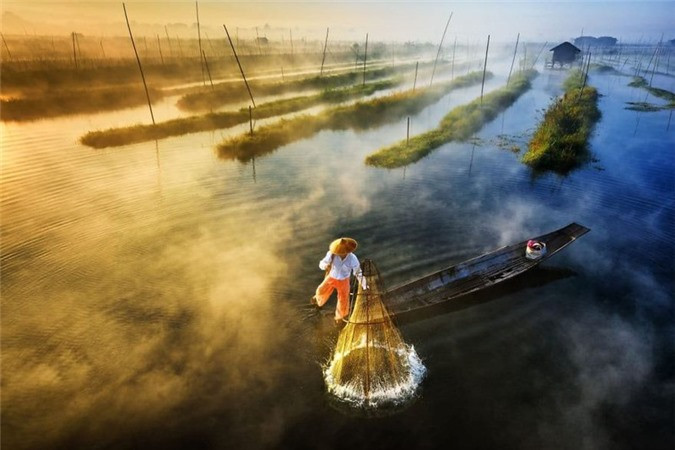 ##sc### "Buông lưới lúc rạng đông"- ảnh chụp trên một hồ nước ở Myanmar.