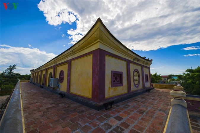 Triều đình Nguyễn lựa chọn vị trí trên hòn đảo giữa hồ Học Hải với ý đồ cách ly với đất liền, chỉ có đường vào qua một cây cầu. Chính những kỹ thuật sơ khai lúc bấy giờ đã giúp cho Tàng Thư lâu lưu trữ rất nhiều tài liệu quý giá trong một khoảng thời gian rất dài.