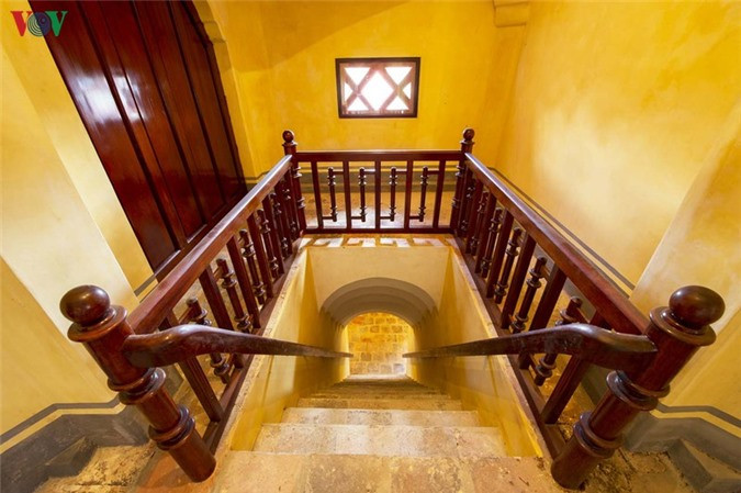 Nhưng cùng với sự chấm dứt của chế độ quân chủ, Tàng Thư lâu cũng ngưng hoạt động. Khối lượng tài liệu khổng lồ lưu trữ tại đây cũng bị tiêu tán trong chiến tranh.