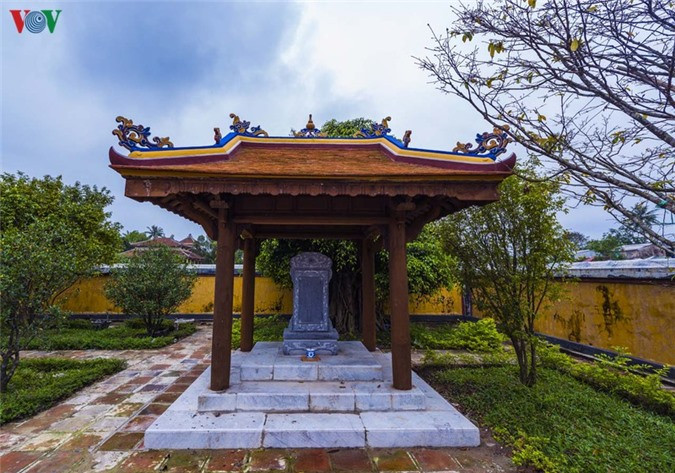 Lầu được thiết kế và xây dựng khoa học, xung quanh là hồ sâu nên có thể tránh hỏa hoạn, chống được sự xâm nhập của các loài gặm nhấm.