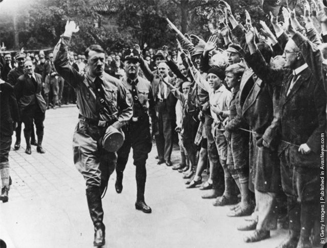 ##sc### Hình ảnh lãnh đạo Đảng Công nhân Đức Quốc gia Xã hội chủ nghĩa Adolf Hitler trong chuyến thăm Munich năm 1929.