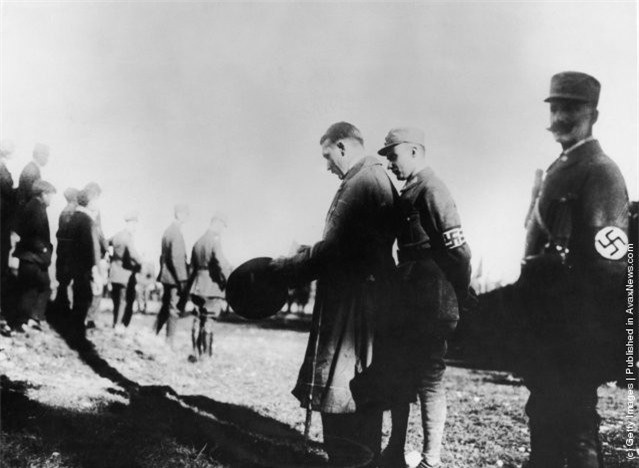 ##sc### Lãnh đạo Đức Quốc xã Adolf Hitler đứng cùng với các vệ sĩ riêng trong một chuyến thăm lực lượng bán quân sự của Đảng Công nhân Đức Quốc gia Xã hội chủ nghĩa tại Munich năm 1923.