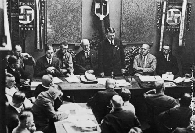 ##sc### Lãnh đạo Đảng Đức Quốc xã Adolf Hitler phát biểu tại một buổi họp đảng ở Munich năm 1925.