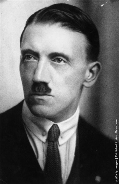 ##sc### Chân dung Adolf Hitler năm 1923.