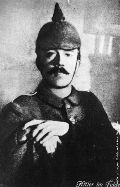 ##sc### Adolf Hitler trong bộ quân phục trong Thế chiến I vào năm 1915.