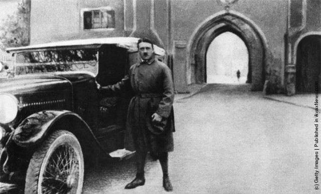 ##sc### Adolf Hitler rời Pháo đài Landsberg ngày 20/12/1924 sau 9 tháng bị giam trong tù.