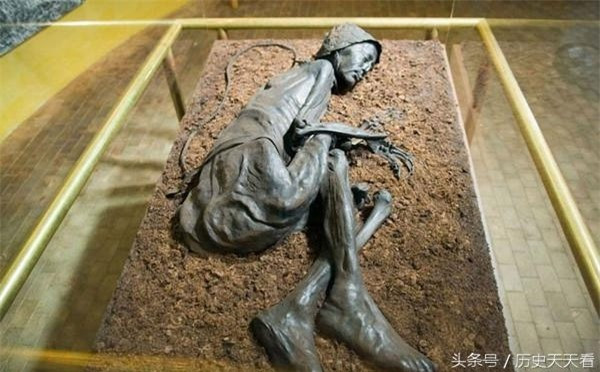 Xác ướp của người Tulum: Xác chết được phát hiện dưới một lớp than bùn thuộc bán đảo Jylland, Đan Mạch. Theo các nhà khảo cổ, đến nay đã được hơn 2.000 năm tuổi, vào thời đại đồ sắt. Điều khiến tất cả đều bất ngờ là toàn bộ biểu cảm cũng như cơ thể của xác uớp còn nguyên vẹn.