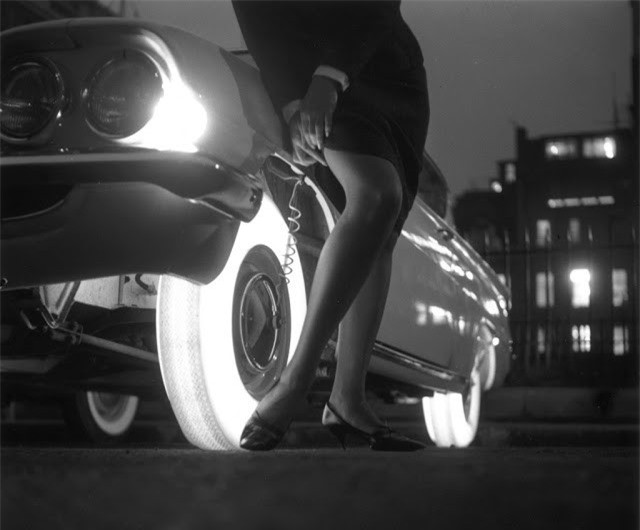 ##sc### Bánh xe phát sáng: Năm 1961, lốp xe phát sáng Goodyear đã được giới thiệu trước công chúng. Loại lốp xe này được làm từ một loại cao su nhân tạo có thể phát sáng nhờ các bóng đèn được đặt bên trong vành bánh xe.