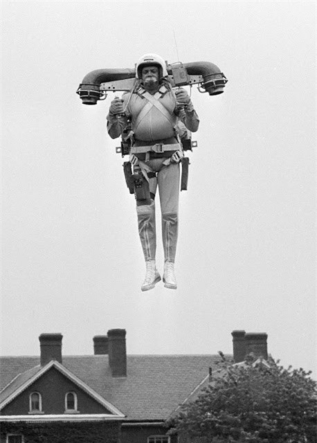 ##sc### Động cơ phản lực jetpack: Robert Courter đã bay lên không trung khi thử một động cơ phản lực jetpack ở Ft. Myer, Virginia ngày 10/6/1969.
