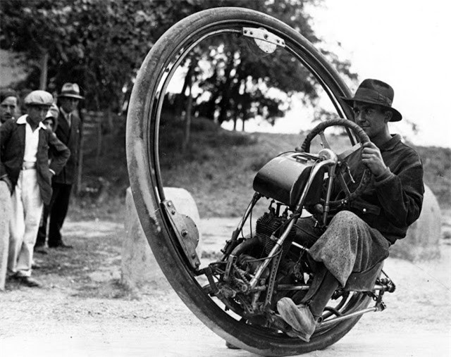 ##sc### Bánh xe moto: Kỹ sư người Thụy Sĩ M. Gerder là người đang lái chiếc xe độc đáo này với động cơ và tay lái được đặt trong một bánh xe lớn.