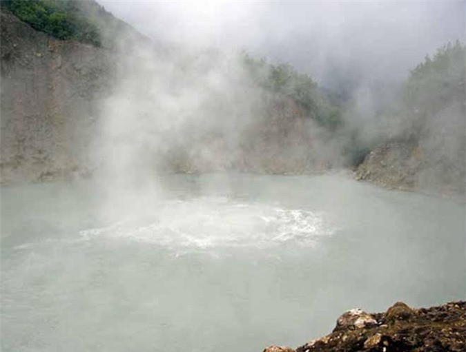 Tuy nhiên, theo các nhà khoa học, nhiệt độ trên chỉ là mức nhiệt đo xung quanh hồ. Càng tiến vào giữa, nhiệt độ càng nóng lên. Với mức nhiệt như vậy, hồ nước sôi có thể “luộc chín” bất cứ sinh vật nào.