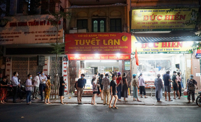 Ngay sau đó, lực lượng chức năng đã có mặt để phân luồng giao thông, chỉ ít phút đoạn đường thông thoáng trở lại. Tại các cửa hàng bán bánh trung thu trên phố Thuỵ Khuê, đa phần đều đã lắp tấm nhựa trong suốt, chai nước sát khuẩn để trước cửa và có mã QR để người khi đến đây đều phải khai báo y tế online, song theo phóng viên ghi nhận, có rất ít người dân sử dụng. Dù phải đợi khá lâu, nhưng nhiều người dân vẫn quyết tâm mua bằng được bánh trung thu
