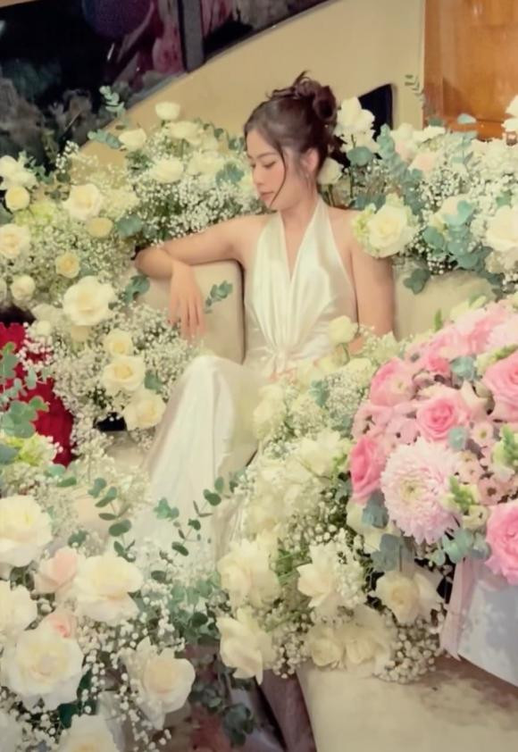 Mới đây, trên Story ở trang facebook cá nhân, Nam Em đã chia sẻ loạt khoảnh khắc được chồng sắp cưới tổ chức sinh nhật. Theo đó, trong ngày đặc biệt này, cô diện một chiếc váy màu trắng và ghi điểm với nhan sắc xinh đẹp và rạng rỡ. Đáng nói, cô cũng được bạn trai chuẩn bị rất nhiều hoa với bó hoa hồng khổng lồ cực ấn tượng.
