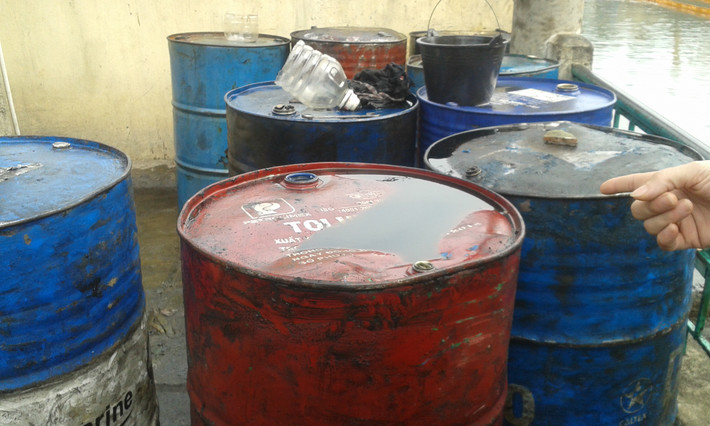 Số hóa chất này được cho vào những thùng phi. Mỗi thùng phi khoảng 200 lít.
