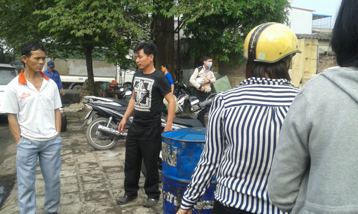 Cảnh mua bán diễn ra tấp nập.
