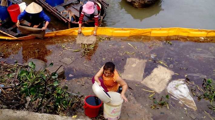 Khi phát hiện hóa chất trên, người dân đã tỏ ra lo lắng do nghi ngại số hóa chất sẽ gây ô nhiễm môi trường. Nhiều người đã đổ xô ra trục vớt, không ít người lội xuống lội xuống cả khu vực có hóa chất để vớt dầu.