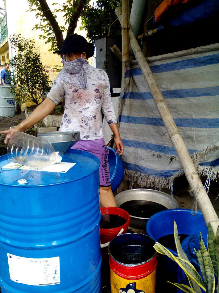 Sau đó, người dân bán lại cho tiểu thương với giá 1 đến 1,5 triệu đồng/thùng, dù nhiều người cho biết chưa biết loại hóa chất này là gì, sử dụng vào việc gì.