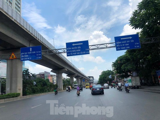 Để thực hiện việc trên, Sở GTVT sẽ dùng dải phân cách cứng tách riêng 2 làn xe ô tô; 2 làn xe hỗn hợp, làn xe buýt, làn xe máy, xe thô sơ...