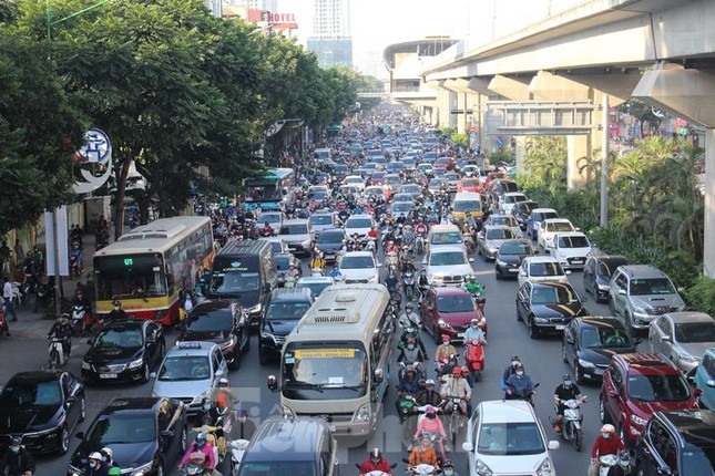 Vào giờ cao điểm, đường Nguyễn Trãi thường xảy ra ùn tắc. Các dòng phương tiện ô tô, xe máy, xe buýt thường đan xen, thậm chí tạt đầu nhau.
