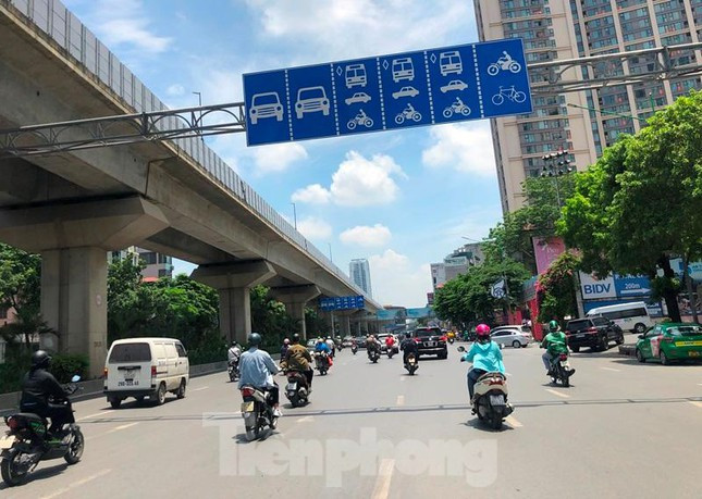 Tuy có hạ tầng đồng bộ và mặt cắt rộng, nhưng tất cả các làn xe trên đường Nguyễn Trãi đang lưu thông hỗn hợp. Bên trên có biển phân dòng phương tiện với 2 làn ô tô đi sát dải phân cách giữa, tuy nhiên do việc phân làn này chỉ là biển báo và vạch sơn đứt nên xe máy vẫn đi vào.