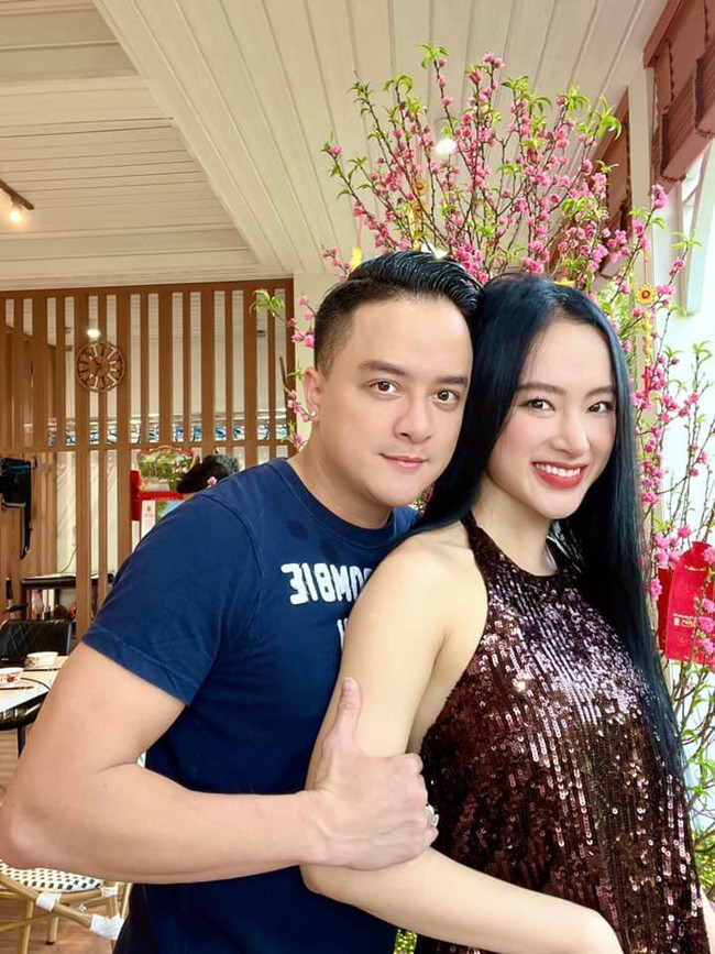 Anh cũng liên tục có những cử chỉ đụng chạm như nắm tay, chạm vào cánh tay của nữ diễn viên xinh đẹp.