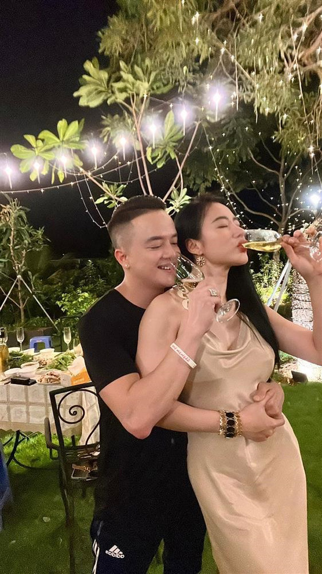 Cặp đôi Cao Thái Sơn và Angela Phương Trinh liên tiếp khiến cư dân mạng bàn tán vì những cử chỉ thân mật dù đã công bố "chia tay" sau 3 ngày hẹn hò và chỉ coi nhau là "tri kỷ". Mới đây trong lần hội ngộ tại nhà riêng, Cao Thái Sơn không ngại ôm eo, đụng chạm gần gũi với Phương Trinh mà nữ diễn viên không hề phản đối.