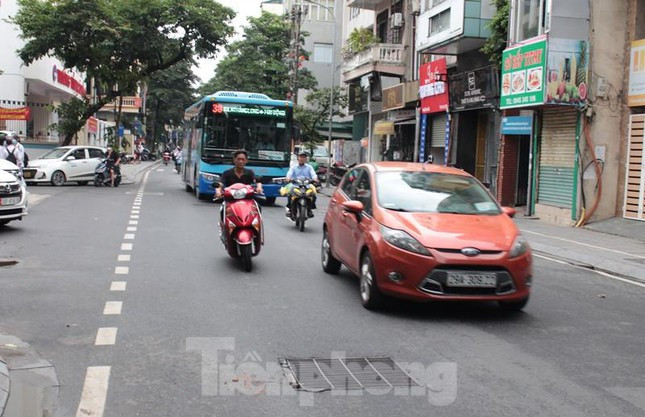 Đánh giá về quá trình vận hành hầm chứa nước chống ngập, đại diện Cty Thoát nước cho biết, hầm đã hoạt động hiệu quả và phố Nguyễn Khuyến thoát khỏi điểm đen ngập úng với các trận mưa có cường độ đến 50mm/2 giờ. Với 2 trận mưa đầu mùa vừa qua, do cường độ mưa trung bình từ 180 đến 300mm nên mặc dù hầm và máy bơm kèm theo hoạt động hết công suất, phố Nguyễn Khuyến vẫn xảy ra ngập. Tuy nhiên, về thời gian ngập, đại diện Cty Thoát nước cho rằng, đã giảm đến 70%.
