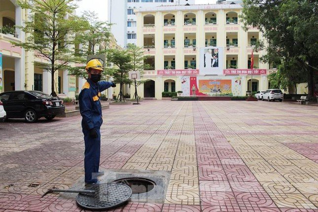 Hầm chống ngập Hà Nội có chiều dài chạy dọc sân trường THCS Lý Thường Kiệt là 34mé, rộng ngang 9m, phủ bán kính gần khắp sân trường.