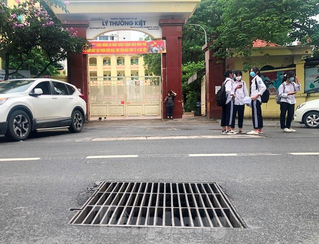 Miệng hố ga thu nước chính của hầm chứa nước ngập được đặt trước cổng trường THCS Lý Thường Kiệt, đây cũng là khu vực trũng - ngập nặng nhất của tuyến phố này.