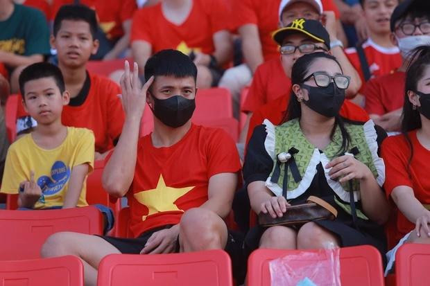 ##b###Bùi Tiến Dũng đang chấn thương không thể thi đấu, anh cùng vợ là Khánh Linh đến sân cổ vũ CLB Viettel đá với Hà Nội tại giải tứ hùng ở Hải Phòng