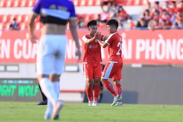iến Anh và Hoàng Sơn rút ngắn tỉ số chung cuộc Viettel 2-4 Hà Nội.