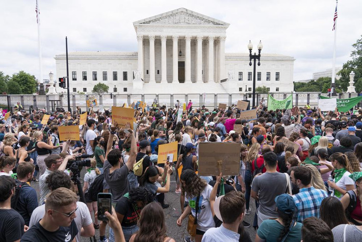 Người biểu tình tập trung bên ngoài Tòa án Tối cao Mỹ ở Washington, vào ngày 24/6, trong đó có Serena Steiner, một trợ lý pháp lý 35 tuổi đến từ Alexandria, Virginia. Cô đã rơm rớm nước mắt khi chia sẻ quyết định này sẽ ảnh hưởng thế nào đến chị của mình và những phụ nữ khác trên toàn quốc. Steiner đã nhắn tin cho các chị gái của mình sau khi có tin tức về phán quyết, cô khuyến khích họ đặt vòng tránh thai và nói: "Vĩnh biệt Roe v. Wade".