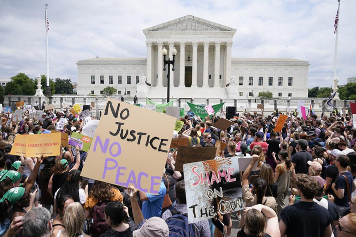 Ngay sau quyết định đảo ngược đạo luật Roe v Wade của Tòa án Tối cao Mỹ hôm 24/6, nhằm loại bỏ cơ sở pháp lý cấp liên bang bảo vệ quyền phá thai của phụ nữ, hàng trăm người đã tập trung trước tòa án để phản đối. Với phán quyết này, quyền phá thai sẽ được quyết định bởi từng tiểu bang, trừ khi Quốc hội Mỹ thông qua một đạo luật khác.