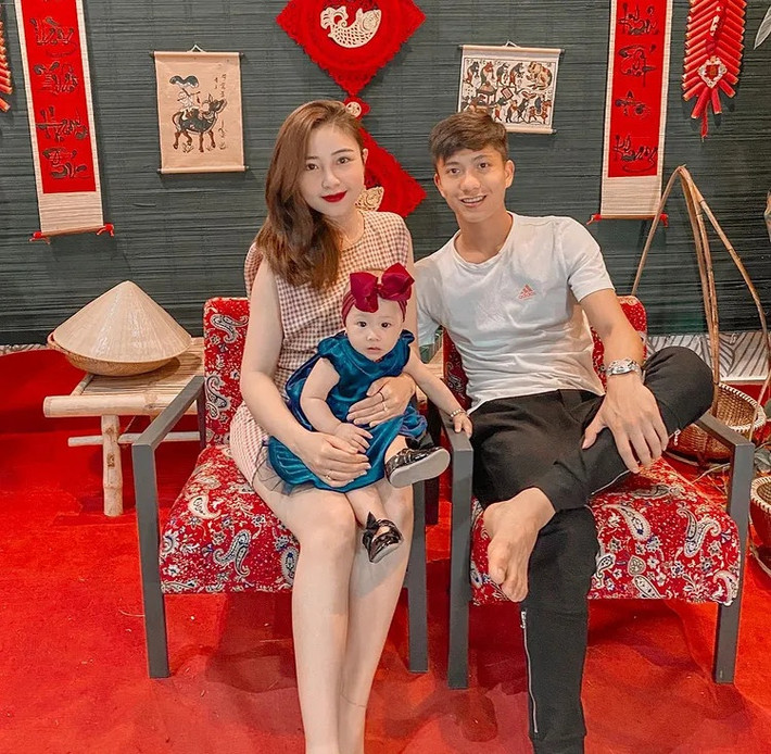 Phan Văn Đức là một trong những cầu thủ nổi tiếng yêu chiều vợ con. Về chung nhà vào đầu năm 2020, vợ chồng trẻ đón con gái đầu lòng là bé Dâu Tây sau đó ít tháng. Trên trang cá nhân, anh thường xuyên đăng những bức ảnh khoe hạnh phúc bên bà xã và con nhỏ.