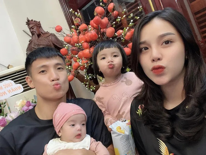 Hai vợ chồng trung vệ quê Hà Tĩnh đón con gái đầu lòng là bé Sushi vào cuối năm 2019. Trên trang cá nhân, hai người thường xuyên đăng ảnh gia đình, đưa con gái đi du lịch. Hiện tại, Khánh Linh kinh doanh khách sạn gia đình và bán hàng.