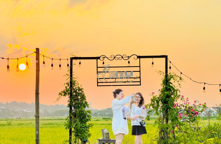 Chiều muộn khi hoàng hôn buông xuống cũng là thời điểm các bạn trẻ săn được nhiều khoảnh khắc ưng ý nhất với rất nhiều góc "sống ảo".