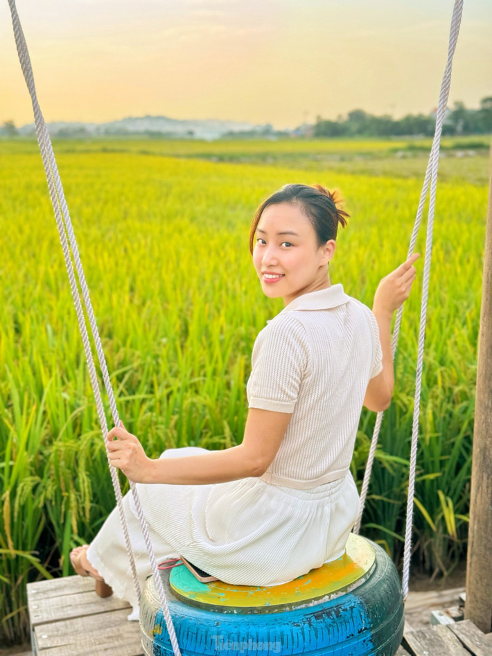 Bạn Vân Anh ở quận Đống Đa chia sẻ: "Thi thoảng làm một chuyến phượt ra ngoại ô để trở về với tuổi thơ, với những cánh đồng lúa chín vàng trải dài bất tận, với những điều bình dị cũng khá tuyệt vời".
