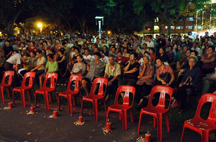 Người Trung Quốc cũng tổ chức các buổi biểu diễn văn nghệ nhân dịp này. Tuy nhiên, người ta để trống hàng ghế đầu bởi vì những chỗ đó là dành cho linh hồn đến xem biểu diễn cùng.