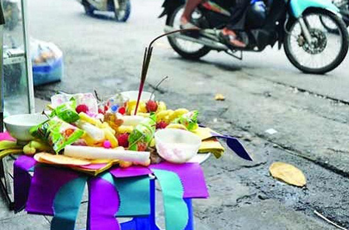 Người ta tin rằng, người cõi âm cũng cần dùng những vật phẩm giống như khi còn sống nên con cháu, người thân trong gia đình thường chuẩn bị đồ vàng mã rất tươm tất. Họ làm như vậy để cầu mong người đã khuất có cuộc sống sung túc, đầy đủ vật chất. Đối với mâm cúng chúng sinh, người ta chuẩn bị quần áo làm từ những mảnh giấy với nhiều màu sắc khác nhau, các loại bỏng gạo, ngô khoai, bánh kẹo, cháo trắng hoặc cháo hoa, tiền vàng, nước lã hay rượu, tiền lẻ…