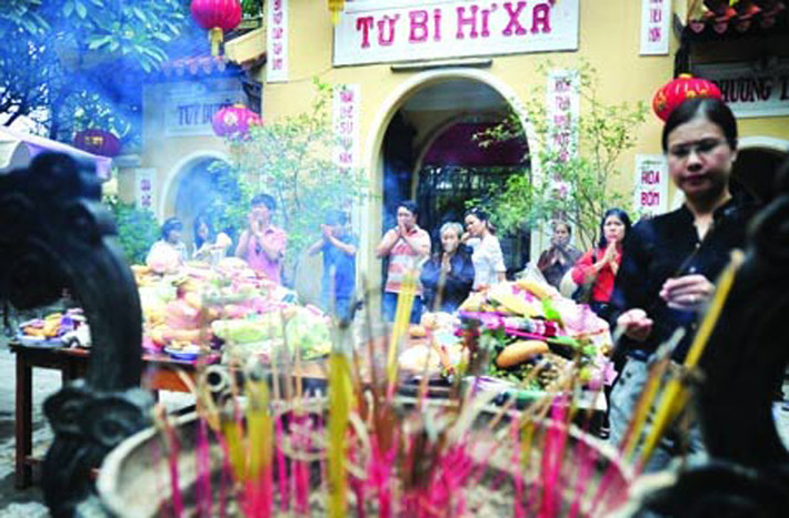 Ngay từ đầu tháng 7, nhiều gia đình ở một số quốc gia châu Á đã mua rất nhiều đồ tế lễ làm bằng vàng mã, hương, hoa quả để gửi sang thế giới bên kia cho những người quá cố. Tại Việt Nam, vào ngày Rằm tháng 7, nhiều người đến chùa để thực hiện nghi lễ cúng vái. Họ thường làm điều đó vào ban ngày bởi vì người ta tin rằng, khi mặt trời đã lặn thì đồng nghĩa với việc cửa âm phủ đã đóng và linh hồn không thể về âm phủ.