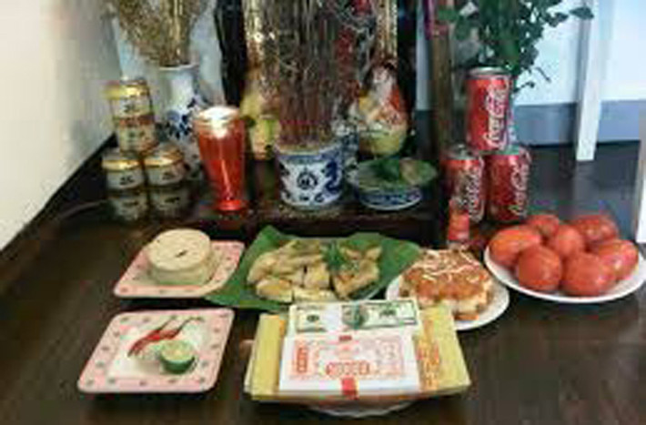 Trong mâm cúng tổ tiên, các gia đình chuẩn bị cỗ mặn, tiền vàng và những vật dụng cá nhân như nhà lầu, xe hơi, điện thoại… dành cho người cõi âm làm bằng giấy (mà người ta thường gọi là đồ hàng mã) .