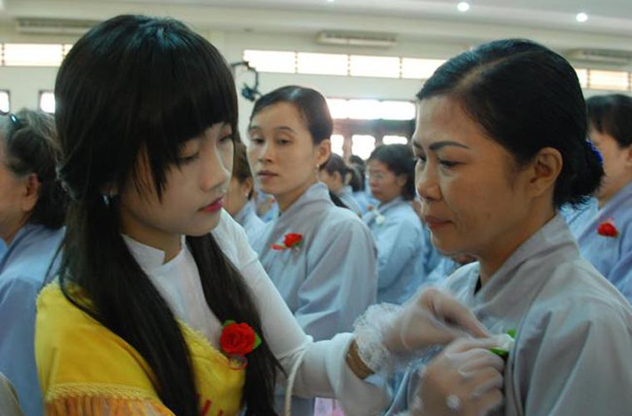 Trong ngày lễ Vu Lan, người ta thường đến chùa cầu kinh cho linh hồn mẹ được siêu thoát. Những người còn mẹ thì sẽ cài bông hồng đỏ lên trước ngực để tỏ lòng hiếu thảo, biết ơn và ngược lại, người nào có mẹ đã khuất núi thì sẽ đeo bông hồng màu trắng.