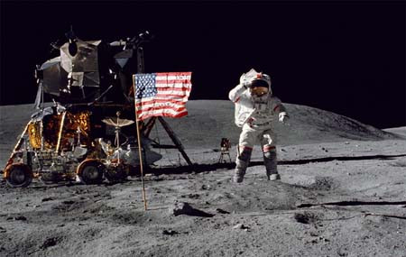 10. Tàu Apollo 11. Ngày 20/7/1969, Neil A. Armstrong là nhà du hành vũ trụ NASA và người đàn ông đầu tiên đặt chân lên Mặt trăng cùng với con tàu Apollo 11.