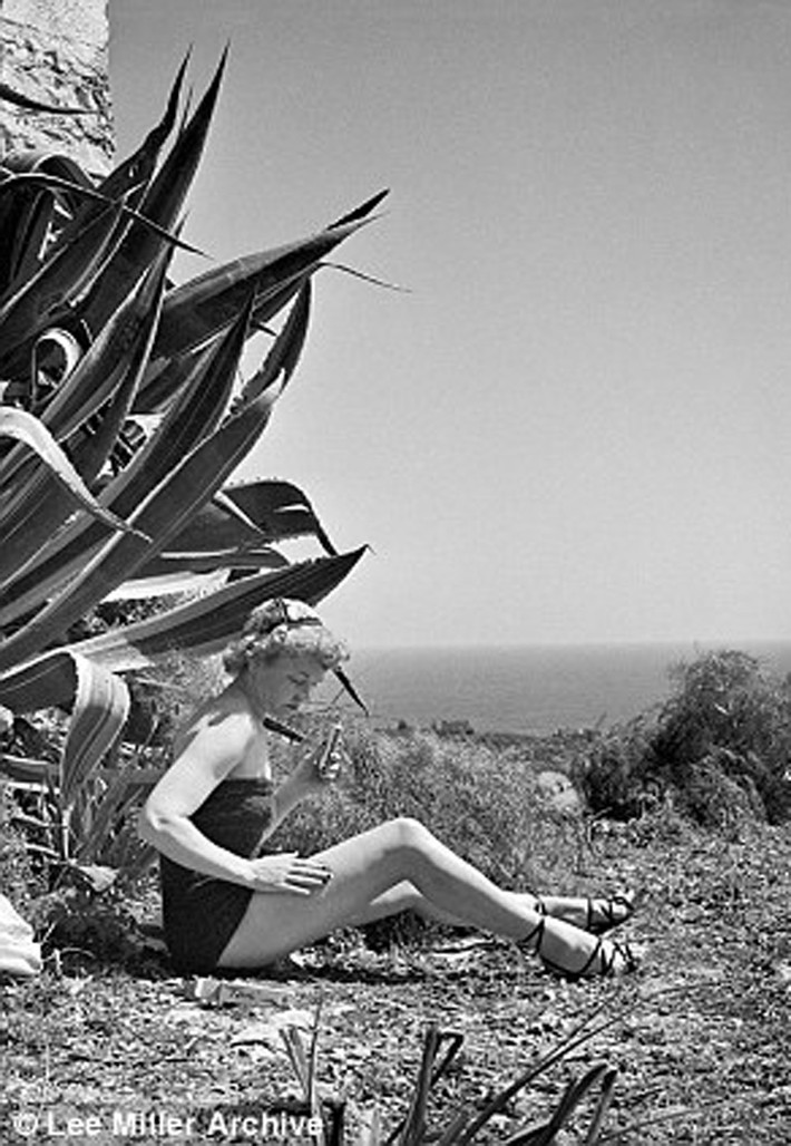 Sau chiến tranh, Lee Miller chụp bức hình mang tên "In Sicily" cho tạp chí Vogue (Anh) nhằm quảng bá du lịch và các kỳ nghỉ.