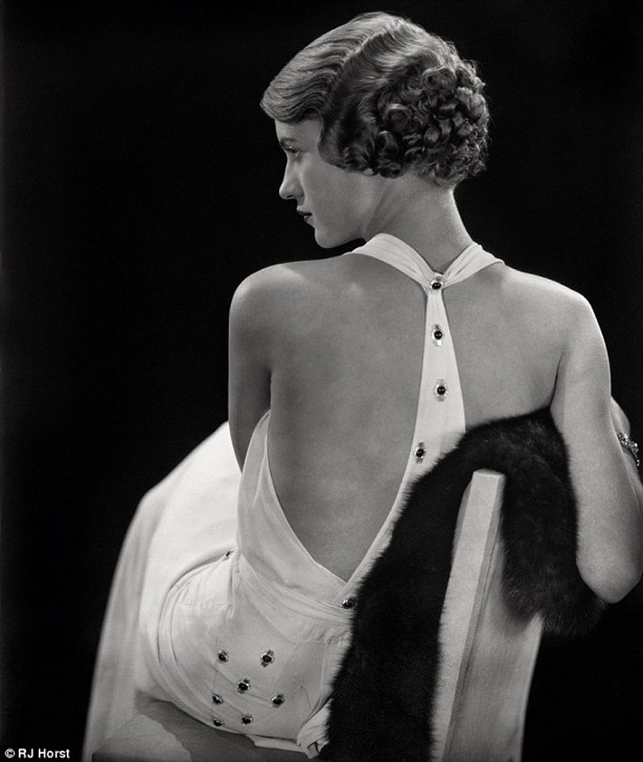 Lee Miller là một trong những nhiếp ảnh gia nổi tiếng nhất của thế kỷ XX. Cô vừa là phóng viên ảnh chiến trường vừa là người mẫu thời trang. Bên cạnh đó, cô còn là người đi theo trào lưu Siêu thực và là nhân chứng sống của phong trào giải phóng ở Dachau và các trại tập trung Buchenwald (Đức). Trong ảnh là Lee Miller làm người mẫu cho Chanel năm 1930.