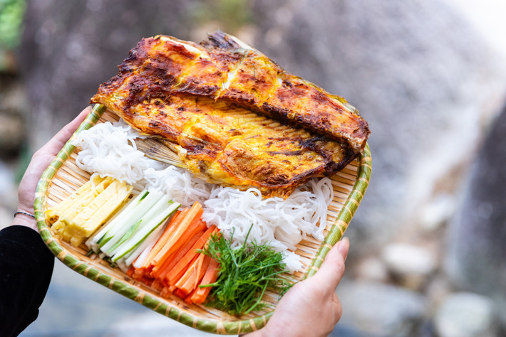 Món cá Bỗng nướng thường được ăn kèm với bánh tráng cuốn với bún và rau củ, quả và nước chấm pha chế đặc biệt, tạo nên sự hòa quyện giữa độ giòn và vị ngọt thơm.