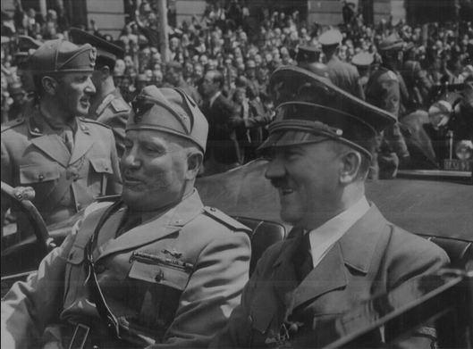 Ngày 27/4/1945, Mussolini bị quân du kích phát hiện tại trạm kiểm soát ở Dongo, gần hồ Como khi cùng người tình Petacci bỏ trốn sang Thụy Sỹ sau khi phe phát xít thất bại thảm hại.
