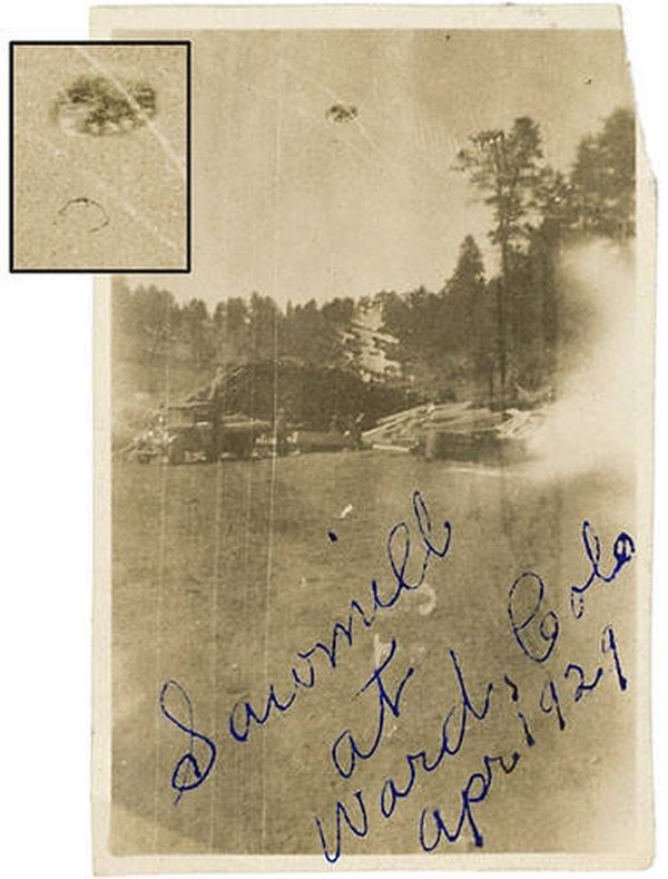 Người đàn ông chụp được bức ảnh UFO chia sẻ rằng, đã "có một cơn giông tố khủng khiếp xuất hiện” và sau đó một vật thể lớn bỗng dưng có mặt và bay mất. Bức ảnh UFO này được chụp tại nhà máy cưa Ward ở Colorado, Mỹ tháng 4/1929.