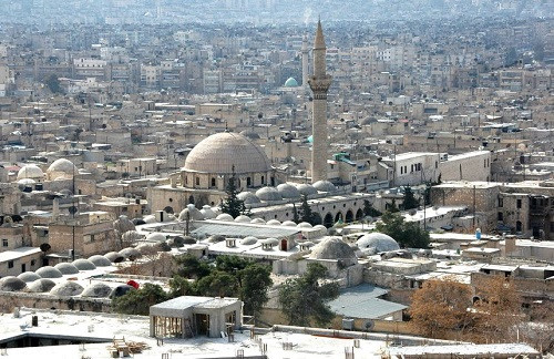 Aleppo, Syria được cho là có người sinh sống từ hơn 8000 năm trước. Tuy nhiên, những cuộc khai quật gần đây cho thấy nơi đây con người đã sinh sống từ 13.000 năm trước. Aleppo từng bị La Mã, Byzantine và Ottoman chiếm đóng nên các công trình kiến trúc ở đây có sự pha trộn, hòa quyện giữa các nền văn minh.