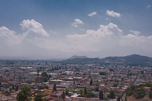 Vào hơn 2500 năm trước, Cholula phát triển từ nhiều làng mạc nằm rải rác ở Mexico. Thành phố này từng được gọi là Acholollan, là nơi tồn tại của nhiều nền văn minh như Olmec, Toltecs và Aztec.